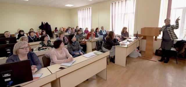 Викладач Скасків Г. М. деталізує етапи створення компетентнісної задачі 